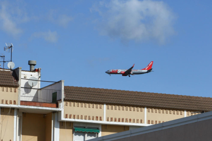 Una imatge d'arxiu d'un avió de Jet2 sobrevolant Tarragona.