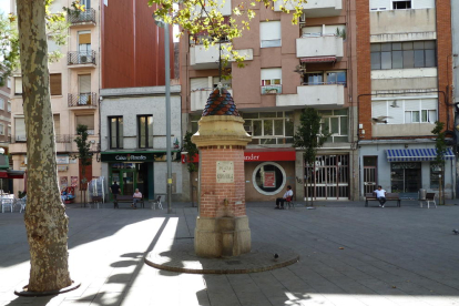 Imagen de archivo de una de las plazas del barrio de la Torrassa.