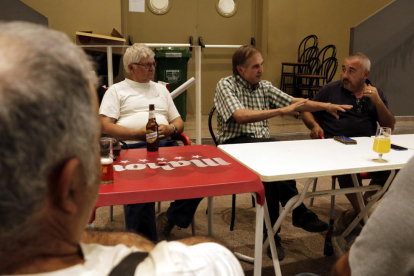 L'alcalde de Bovera, Òscar Acero i el president d'Asaja, Pere Roqué en la reunió amb pagesos afectats pel foc aquest dissabte al migdia.