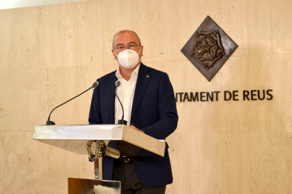 L'alcalde de Reus, Carles Pellicer, en roda de premsa a l'Ajuntament.