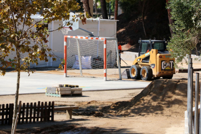 El patio de la escuela Vilamar de Calafell mientras circulan excavadoras a pocos días del inicio del curso 2020-21.