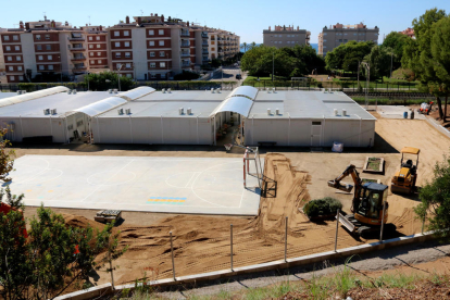 Gran plan|plano general aéreo de la escuela Vilamar de Calafell, en obras y con tráfico constante de excavadoras.