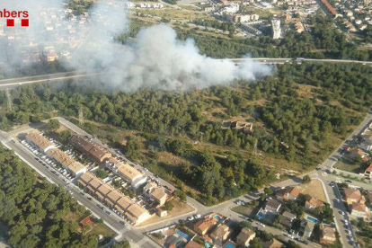 Imatge de l'incendi al voral de l'AP-7 al Vendrell.
