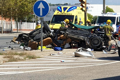 Imatge del vehicle accidentat i una ambulància del SEM.