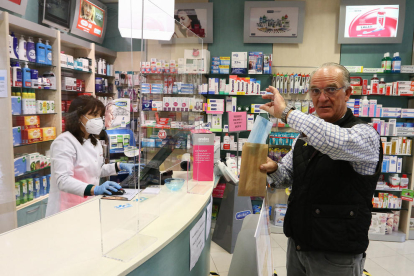 Un client de la Farmàcia Ferrús de Reus que va anar a buscar la mascareta gratuïta el primer dia de repartiment.