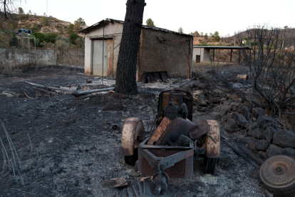 Una de les masies calcinades pel foc de la Ribera d'Ebre, ubicada entre els termes municipis de Flix i de la Bovera.