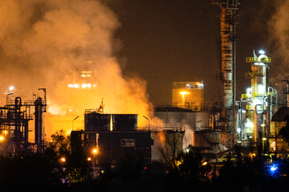 Imatge de les flames a la planta d'IQOXE.