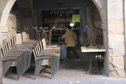Imatge d'arxiu d'una terrassa plegada d'un bar de Girona el passat divendres 16 d'octubre.