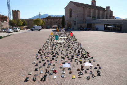 Plano general de 1.500 zapatos en la plaza de la Sant Francesc de Montblanc en un acto simbólico organizado por la ANC en la Conca de Barberà.