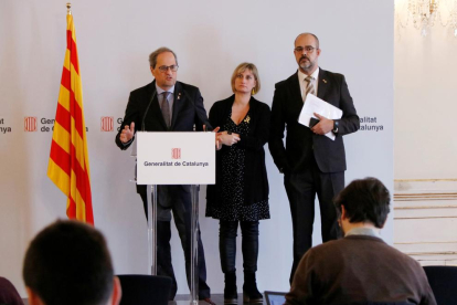 Plano medio del presidente del Gobierno, Quim Torra, con los consellers de Salut, Alba Vergés, y de Interior, Miquel Buch, en rueda de prensa el 12 de marzo.