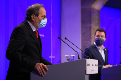 El presidente de la Generalitat, Quim Torra, y el vicepresidente del Gobierno, Pere Aragonès, comparecen en rueda de prensa.