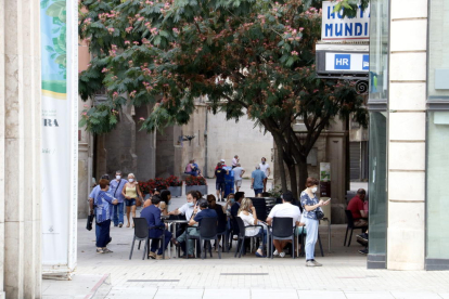 Un bar abierto en el Eix Comercial de Lleida.