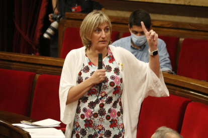La consellera de Salut, Alba Vergés, interviniendo en el pleno del Parlament del 8 de julio.