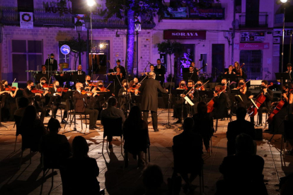 Plano general de los músicos que han actuado en el concierto de homenaje a Pau Casals en la plaza Nova del Vendrell.