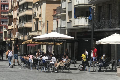 Imagen de una terraza de la plaza Corsini de Tarragona.