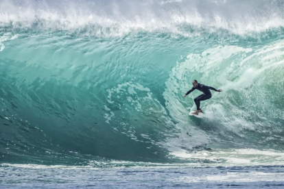 Imagen de archivo de un surfista.