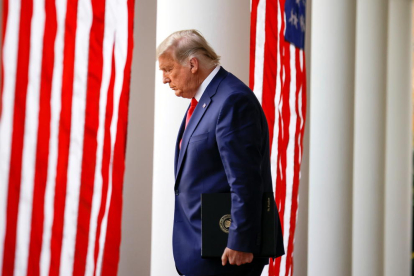 El president sortint dels Estats Units, Donald Trump, capcot en la seva primera compareixença en vuit dies després de les eleccions