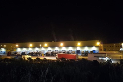 Camiones cargando de noche a la empresa Essity.