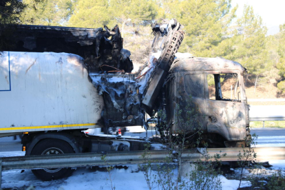 Pla obert del camió incendiat al quilòmetre 207,5 de l'autopista AP7, al terme municipal de Banyeres de Banyeres del Penedès.