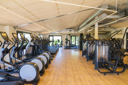 La sala fitness reciente estrenada cuenta con máquinas de càrdio, fuerza y peso libre.