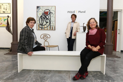 Maria Franquès, Assumpta Piqué y Carme Puyol este martes en la Galeria Pinyol.