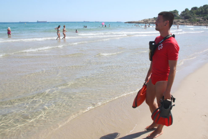 Un socorrista de la Creu Roja, vigilant la platja de l'Arrabassada de Tarragona.