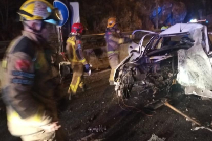 Així va quedar un vehicle accidentat el passat febrer a Tarragona, on van morir tres persones.