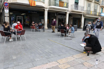 Los operarios estableciendo los límites en la plaza del Mercadal.