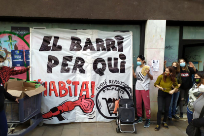 Veïns davant del local ocupat a la plaça de Santa Madrona, al barri del Poble Sec de Barcelona