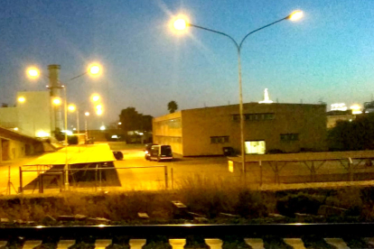 Una furgoneta de los Mosso abandonando la zona de la empresa este jueves por la noche.