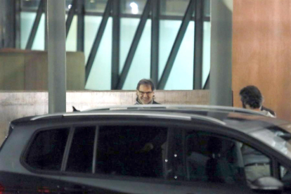 Jordi Cuixart en el momento de subir a un vehículo para marcharse de la prisión de Lledoners.