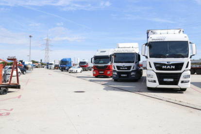 Varios vehículos pesados aparcados en el polígono Riu Clar de Tarragona.