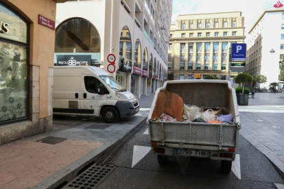 imagen de archivo de camiones de la basura en el centro de Reus.