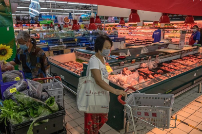 Imatge d'una compradora en un sumermercat a la Xina.