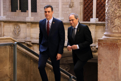 El presidente de la Generalitat, Quim Torra, y el jefe del gobierno español, Pedro Sánchez, antes de reunirse en Palau.