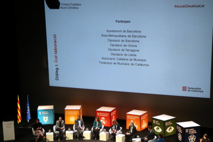 Plano general de una de las mesas de diálogo de la cumbre catalana por el clima en el TNC.