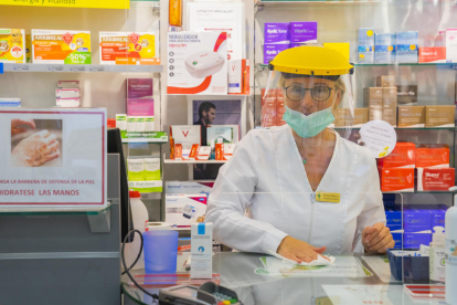Farmacias de diferentes puntos de la ciudad han optado por crear listas de espera ante la dificultad para disponer de máscaras.