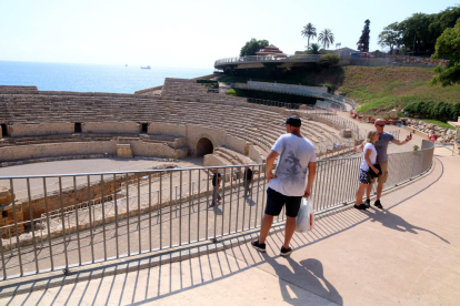 Turistes fent-se fotografies a l'interior de l'amfiteatre de Tarragona abans del tancament provisional, el 27 de setembre del 2019.