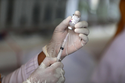 Centenares de miles de chinos ya habrían recibido vacunas experimentales.