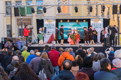 El público disfrutando de la actuación de Es Corbilhuèrs de la Vall d'Aran.