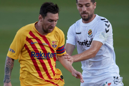 Messi, amb Javi Bonilla durant el Barça-Nàstic.