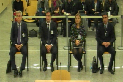 De izquierda a derecha, César Puig, Pere Soler, Teresa Laplana y Josep Trapero en el juicio.