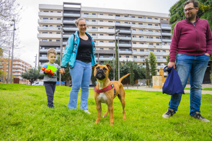 Iris Klacker con su pareja y su hijo, aprovecharon para pasear mientras sacaban el perro.
