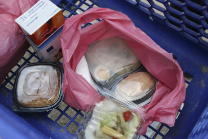 Las comidas se entregaron precintadas individualmente y en bolsas