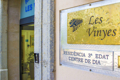 Entrada principal en la Residència Les Vinyes, en el centro de Falset.