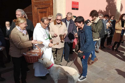 La tradicional bendición de los animales se llevó a cabo en la iglesia de Sant Llorenç.