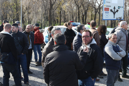 Treballadors d'IQOXE en la concentració a l'entrada de la fàbrica el dia després de l'accident.