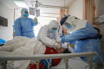 Personal mèdic tractant un pacient afecatt per COVID-19 a un hospital de Wuhan.