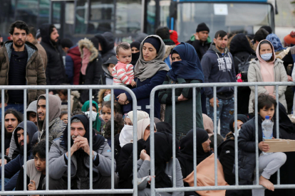 Refugiats i migrants al port de Mytilene, a l'illa de Lesbos, Grècia, el 4 de març