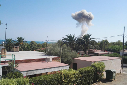 Imatge del fum que va provocar la segona explosió d'Alcanar.